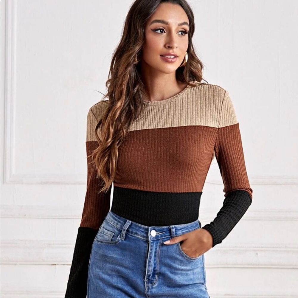 She in, size small fits small/xs. Tan/brown/black soft fitted long sleeve shirt